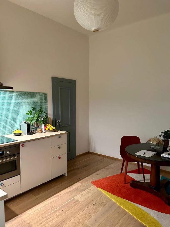 Green Balcony & King Size Bed Prague Exterior photo
